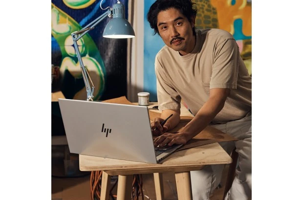 Laptop HP Envy 17-cw0023dx / 7H1T2UA / Intel i7-13 / 32GB / SSD 2TB / Intel Xe / FullHD / Dotyk / Win 11 / Srebrny