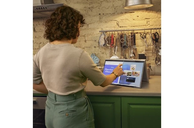 Laptop 2w1 HP Envy x360 15-fe0018na / 8J267EA / Intel i7-13 / 16GB / SSD 1TB / Nvidia RTX3050 / Dotyk / OLED / FHD / Win 11