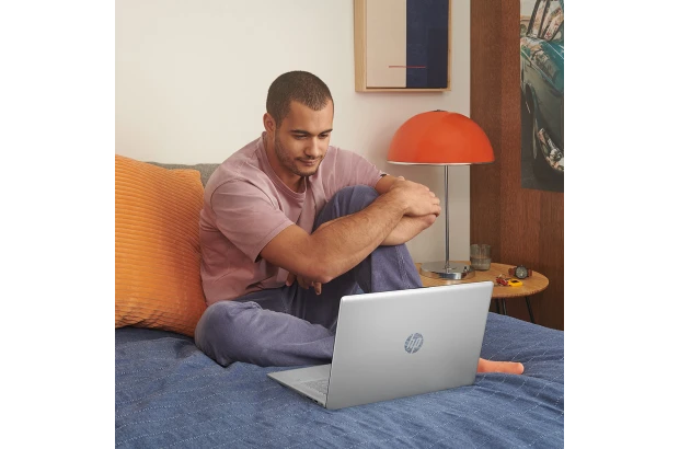 Laptop HP 17-cp0022ds / 729U6UA / AMD Ryzen 3 / 8GB / SSD 256GB / AMD Radeon / HD+ / Dotyk / Win 11 / Złoty