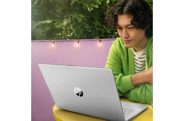 Laptop HP 17-cp0022ds / 729U6UA / AMD Ryzen 3 / 8GB / SSD 256GB / AMD Radeon / HD+ / Dotyk / Win 11 / Złoty