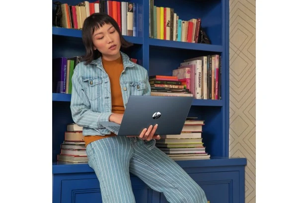 Laptop do pracy HP Pavilion 15-eh3144nw / 8F6Y6EA / AMD Ryzen 5 / 16GB / SSD 512GB / AMD Radeon / FullHD / Win 11 / Niebieski