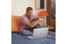 Laptop do biura HP 17-cp2010ca / 7E326UA / AMD Ryzen 3 / 8GB / SSD 1TB / Radeon / FullHD / Win 11 / Srebrny