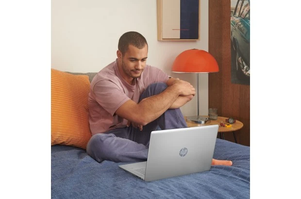 Laptop do biura HP 17-cp2010ca / 7E326UA / AMD Ryzen 3 / 8GB / SSD 1TB / Radeon / FullHD / Win 11 / Srebrny