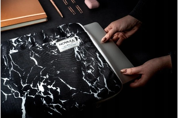 Piękna Torba Etui na laptop 13'' Czarny Marmur (5907796660904)