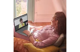 Laptop HP 17-CP3907ds / 8B0U2UA / AMD Ryzen 5 / 8GB / SSD 256GB / AMD Radeon / HD+ / Dotyk / Win 11 / Różowy