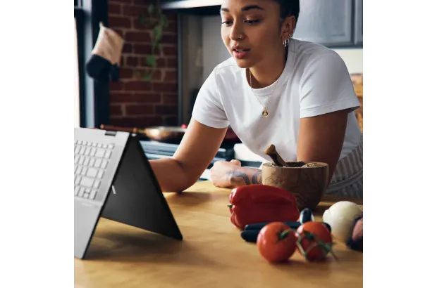 Laptop 2w1 HP Envy x360 15-EY0013 / 66B44UA / AMD Ryzen 5 / 16 GB / SSD 512GB / AMD Radeon / FullHD / Dotyk / Win 11 / Czarny