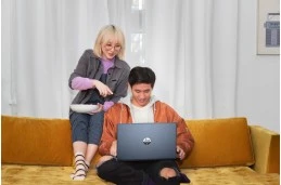 na komunię Niebieski Laptop HP 15-eh Ryzen 7 FHD 32GB RAM 2TB SSD WIN 11 364K5UA