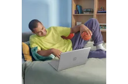 Laptop do pracy HP 17-cn3601ds / 8L228UA / Intel i5-13 / 16GB / SSD 1TB / Intel Xe / HD+ / Dotyk / Win 11 / Srebrny