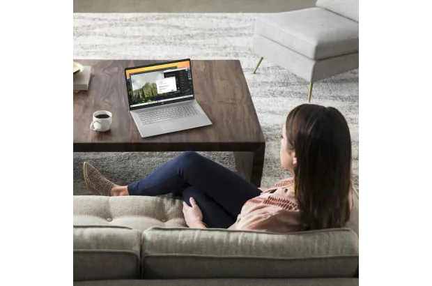 Laptop do pracy HP 17-cn3601ds / 8L228UA / Intel i5-13 / 32GB / SSD 1TB / Intel Xe / HD+ / Dotyk / Win 11 / Srebrny