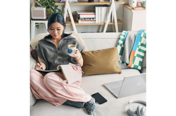 Laptop Envy HP 17-cr1003ca / 84T68UA / Intel i7-13 / 32GB / SSD 1TB / Intel Xe / FullHD / Dotyk / Win 11 / Szary