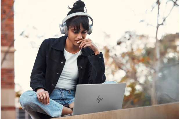 HP Pav Plus Laptop 14-eh1004nx / 8F1L5EA / Intel i5-13 / 16GB / 512B SSD / Intel Iris Xe / 2.2K UWVA / Win 11 / Srebrny