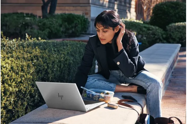 HP Pav Plus Laptop 14-eh1004nx / 8F1L5EA / Intel i5-13 / 16GB / 512B SSD / Intel Iris Xe / 2.2K UWVA / Win 11 / Srebrny