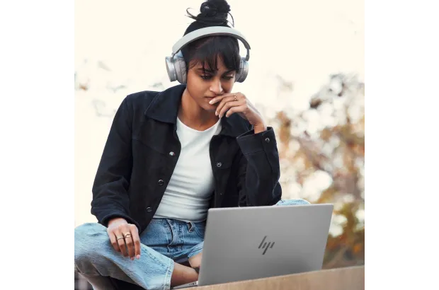 HP Pav Plus Laptop 14-eh1004nx / 8F1L5EA / Intel i5-13 / 16GB / 512B SSD / Intel Iris Xe / 2.2K UWVA / Win 11 / Srebrny