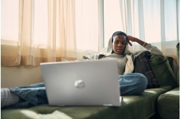 Laptop HP Pavilion X360 14-ek1009np / 8Y7Z8EA  / i5-13 / 16GB / SSD 512GB / Intel Xe / FullHD / Win 11 / Dotyk / Srebrny