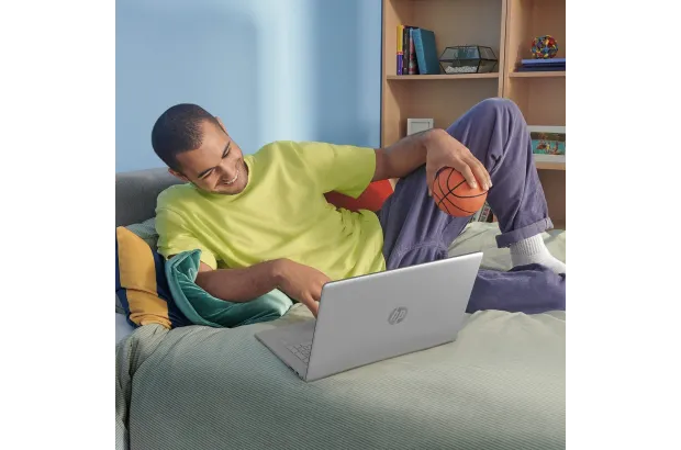 Laptop HP 17-cn4033cl / 9S1M6UA / Core 5 120U / 32GB / SSD 1TB / Intel Graphics / FullHD / Win 11 Pro / Srebrny