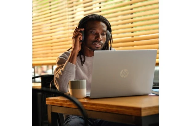 Laptop HP Pavilion 16-ag0003nw / A58T9EA / AMD Ryzen 7 / 16GB / SSD 1TB / Radeon / WUXGA / Win 11 / Srebrny