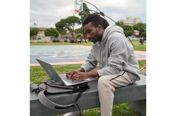 Laptop HP Pavilion 16-ag0003nw / A58T9EA / AMD Ryzen 7 / 16GB / SSD 1TB / Radeon / WUXGA / Win 11 / Srebrny