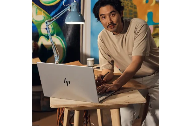 Laptop HP Envy 17-cw0008na / 8J273EA / Intel i7-13 / 32GB / SSD 1TB / Intel Xe / FullHD / Win 11 / Srebrny