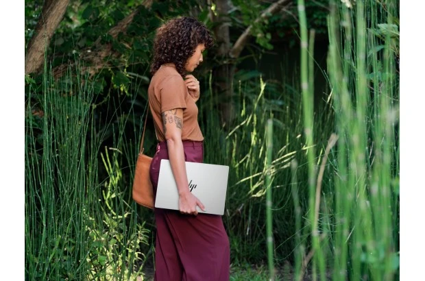 Laptop HP OmniBook X Copilot+ 14-FE1003 / A9FF7UA / Snapdragon X1P-42-100 / 16GB / SSD 512GB / 2,2k / Dotyk / Win 11 / Srebrny