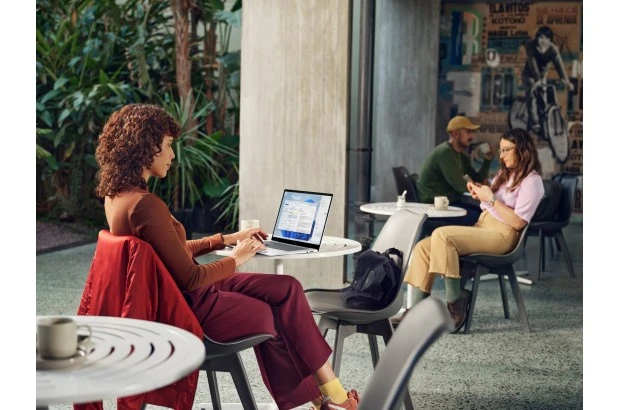 Laptop HP OmniBook X Copilot+ 14-FE1003 / A9FF7UA / Snapdragon X1P-42-100 / 16GB / SSD 512GB / 2,2k / Dotyk / Win 11 / Srebrny