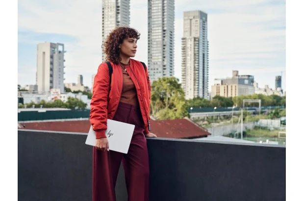 Laptop HP OmniBook X Copilot+ 14-FE1003 / A9FF7UA / Snapdragon X1P-42-100 / 16GB / SSD 512GB / 2,2k / Dotyk / Win 11 / Srebrny