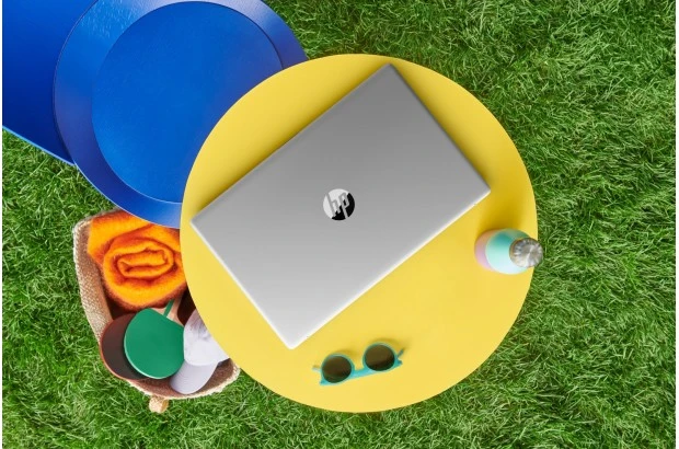 Laptop HP 17-cp3055cl / 9X495UA / AMD Ryzen 5 / 16GB / SSD 1TB / Radeon / HD+ / Dotyk / Win 11 / Srebrny