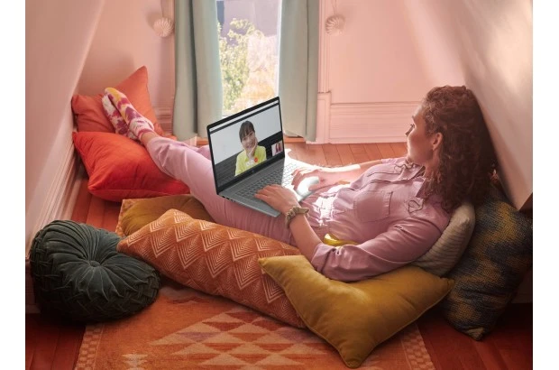 Laptop HP 17-cp3055cl / 9X495UA / AMD Ryzen 5 / 16GB / SSD 1TB / Radeon / HD+ / Dotyk / Win 11 / Srebrny