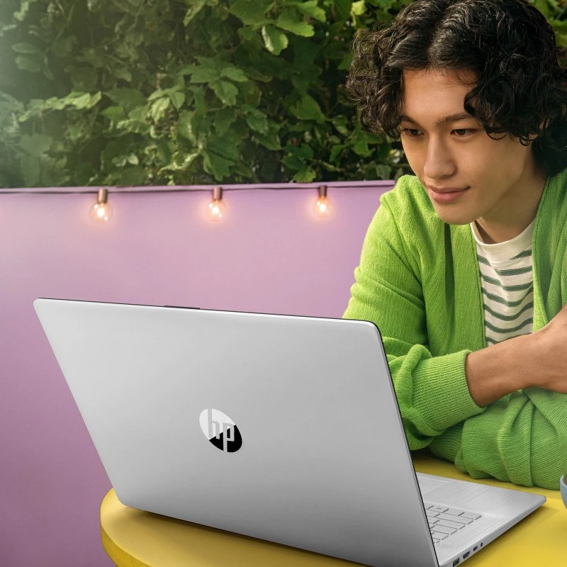 Laptop HP 17-cp3055cl / 9X495UA / AMD Ryzen 5 / 16GB / SSD 1TB / Radeon / HD+ / Dotyk / Win 11 / Srebrny