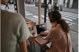 Laptop HP EliteBook 650 G10 / 9D6X6UP / Intel i7-13 / 16GB / SSD 512GB / Intel Xe / FullHD / Win 11 Pro / Srebrny