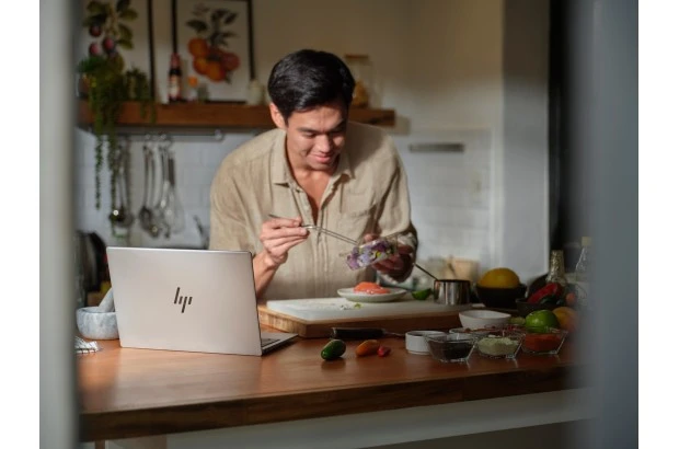 Laptop HP Pavilion 15-eg3009na / 800Q7EA / Intel i3-13 / 8GB / SSD 256GB / Intel UHD / FullHD / Dotyk / Win 11 / Srebrny