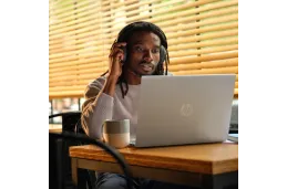 Laptop HP Pavilion 16-ag0566nw / B08XMEA / AMD Ryzen 5 / 16GB / SSD 512GB / Radeon / WUXGA / Win 11 / Srebrny