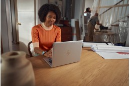 Laptop HP EliteBook 640 G11 / AR8K0EC / Ultra 5 135U / 16GB / SSD 256GB / Intel Xe /  WUXGA / Win 11 Pro / Srebrny