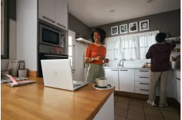 Laptop HP EliteBook 650 G10 / 85D48EA / Intel i7-13 / 16GB / SSD 512GB / Intel Xe / FullHD / Win 11 Pro / Srebrny