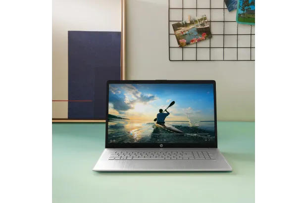 Laptop HP 17-cp3045cl / 81R24UA / AMD Ryzen 7 / 32GB / HDD 1TB / SSD 512GB / AMD Radeon / HD+ / Win 11 / Dotyk / Srebrny