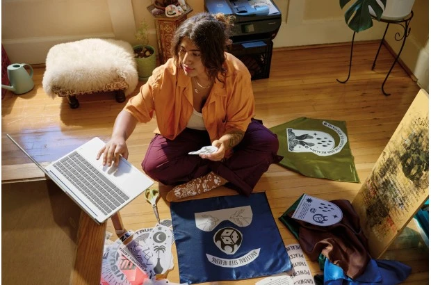 Laptop HP 15-fd0627ds / 8L1H0UA / Intel N100 / 4GB / UFS 128GB / Intel UHD / HD / Dotyk / Win 11 / Różowy