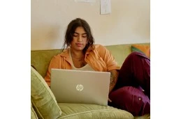 Laptop HP 15-fd0627ds / 8L1H0UA / Intel N100 / 4GB / UFS 128GB / Intel UHD / HD / Dotyk / Win 11 / Różowy