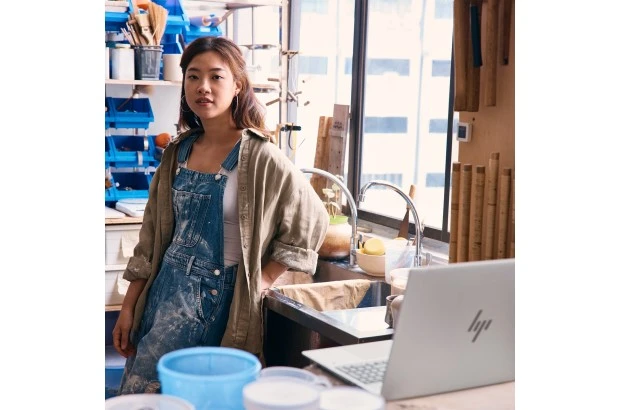 Laptop HP Pavilion Plus 16-ab1025cl / 9R8T4UA / Intel ultra 7 / 32GB / SSD 1TB /  NVIDIA RTX 4050 / WQXGA / Win 11 / Srebrny