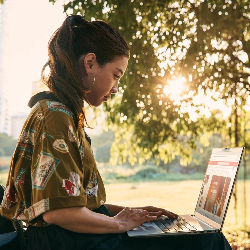 Laptop HP Pavilion Plus 16-ab1025cl / 9R8T4UA / Intel ultra 7 / 32GB / SSD 1TB /  NVIDIA RTX 4050 / WQXGA / Win 11 / Srebrny