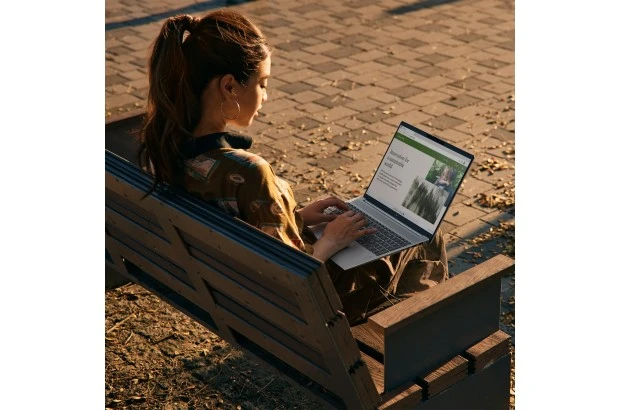 Laptop HP Pavilion Plus 16-ab1025cl / 9R8T4UA / Intel ultra 7 / 32GB / SSD 1TB /  NVIDIA RTX 4050 / WQXGA / Win 11 / Srebrny