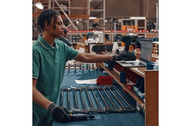 Laptop HP EliteBook 650 G10 / 968M9ET / Intel i5-13 / 16GB / SSD 512GB / Intel Xe / FullHD / Win 11 Pro / Srebrny