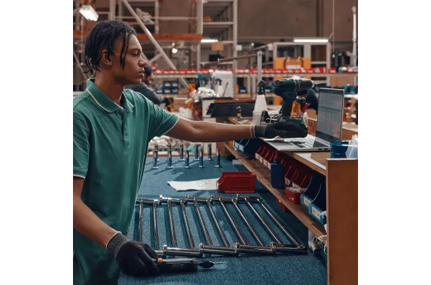 Laptop HP EliteBook 650 G10 / 968M9ET / Intel i5-13 / 32GB / SSD 1TB / Intel Xe / FullHD / Win 11 Pro / Srebrny