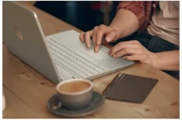 Laptop HP 15-ef2017ca / 9A1K1UA / AMD Ryzen 5 / 16GB / SSD 512GB / AMD Radeon / 15,6" FHD / Win11 / Srebrny