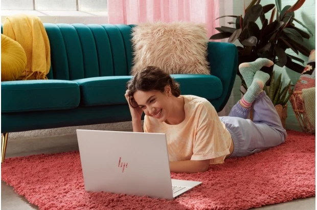 Laptop HP 15-ef2017ca / 9A1K1UA / AMD Ryzen 5 / 16GB / SSD 512GB / AMD Radeon / 15,6" FHD / Win11 / Srebrny