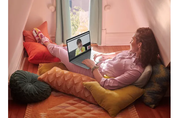 Laptop HP 17-cp3055cl / 9X495UA / AMD Ryzen 5 / 32GB / SSD 1TB / Radeon / HD+ / Dotyk / Win 11 / Srebrny