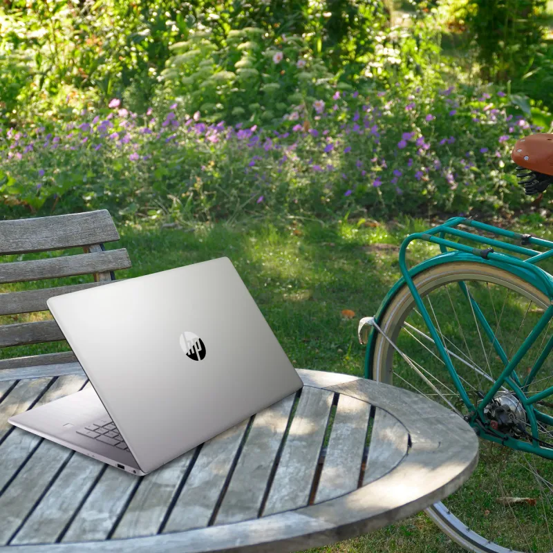 Laptop HP 17-cp3055cl / 9X495UA / AMD Ryzen 5 / 32GB / SSD 1TB / Radeon / HD+ / Dotyk / Win 11 Pro / Srebrny