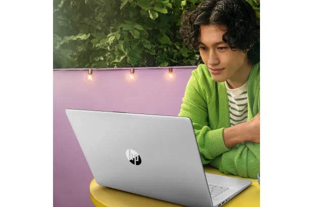 Laptop HP 17-cp3055cl / 9X495UA / AMD Ryzen 5 / 32GB / SSD 1TB / Radeon / HD+ / Dotyk / Win 11 Pro / Srebrny