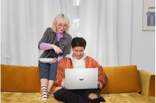 HP Pavilion 15-eh3333nw / 9R3C1EA / AMD Ryzen 5 / 32GB / SSD 2TB / AMD Radeon / FullHD / Win 11 Pro / Srebrny