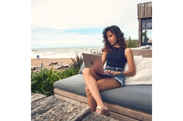 Laptop HP 15-fc0710ds / AA2Y2UA / AMD Ryzen 5 / 16GB / SSD 1TB / Radeon / HD / Dotyk / Win 11 / Niebieski