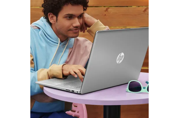 Edukacyjny Laptop HP 17T-CN300 / AG2Q0U8 / Intel i5-13 / 16GB / SSD 1TB / Intel Xe / HD+ / Win 11 / Różowy