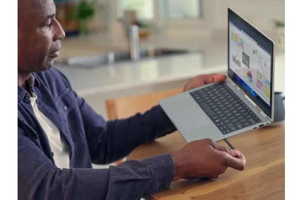 HP EliteBook 8 FLIP G1i 13 / C51MSET / Ultra 7 / 32GB / SSD 1TB / Intel Graphics / WUXGA / Dotyk / Win 11 Pro / Srebrny